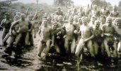 Foto-mit-nackten-Soldaten-vom-Afrika-Korps-baden.jpg