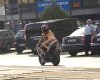 photos-insolites-cette-femme-nue-moto-L-1-1-.jpg