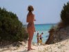 gwyneth-naked-blonde-beach-walk-public-10-800x600.jpg