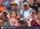 un-grupo-de-gente-para-ver-un-evento-deportivo-con-los-binoculares-aearf5.jpg